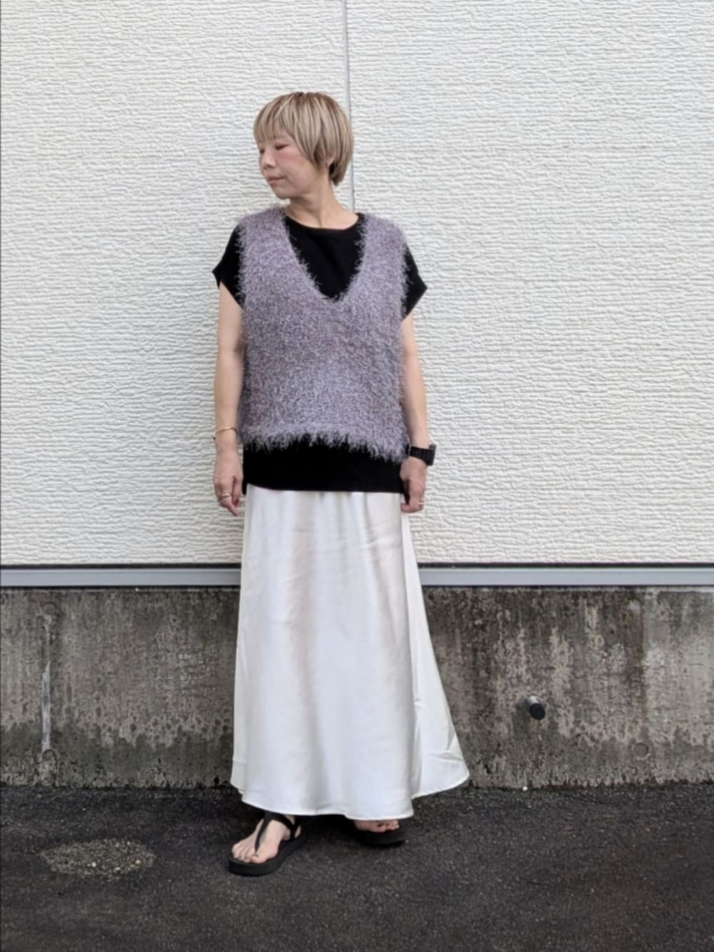 ブラウン系のその他アウター、グレー系のベスト、ブラック系のTシャツ/カットソーを着用したレディースの夏コーディネートの5枚目の写真