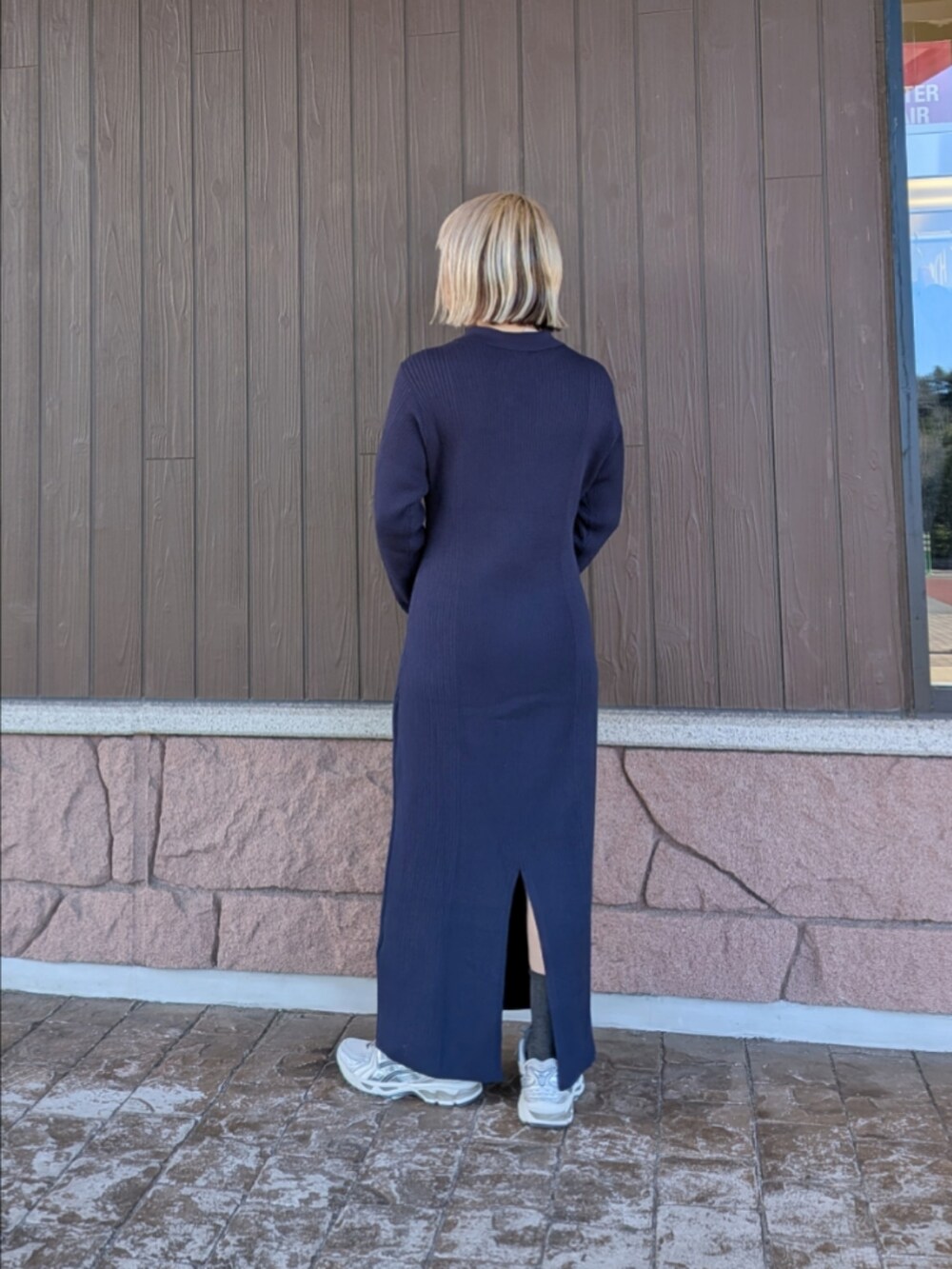 グレー系のカーディガン/ボレロ、ブルー系のワンピース、ホワイト系のスニーカーを着用したレディースの冬コーディネートの5枚目の写真