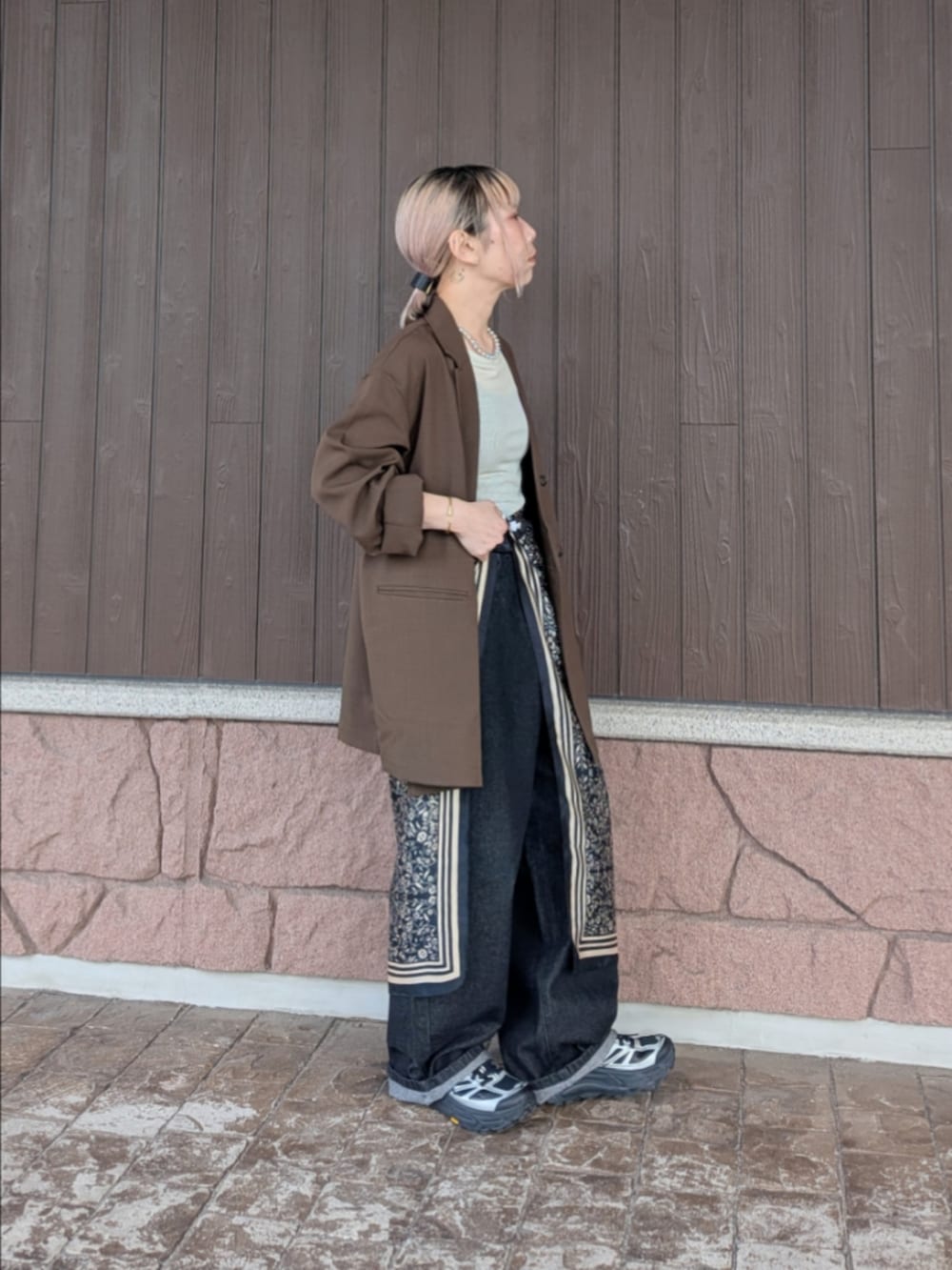 ブラウン系のその他アウター、ブラック系のデニムパンツ、グリーン系のTシャツ/カットソーを着用したレディースの春コーディネートの3枚目の写真