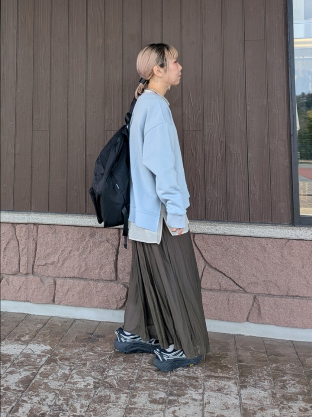 ベージュ系のシャツ/ブラウス、ブラウン系のスカート、ブルー系のTシャツ/カットソーを着用したレディースの春コーディネートの2枚目の写真