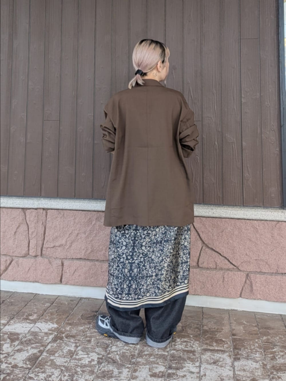 ブラウン系のその他アウター、ブラック系のデニムパンツ、グリーン系のTシャツ/カットソーを着用したレディースの春コーディネートの5枚目の写真