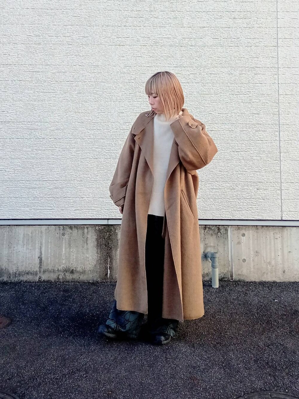 ブラウン系のその他パンツ、ブラウン系のその他アウター、ホワイト系のニット/セーターを着用したレディースの冬コーディネートの2枚目の写真