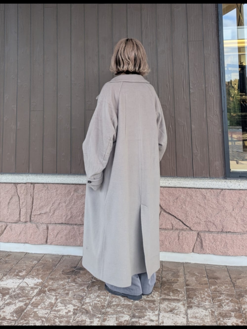 グレー系のニット/セーター、グレー系のその他パンツ、ベージュ系のその他アウターを着用したレディースの秋コーディネートの3枚目の写真