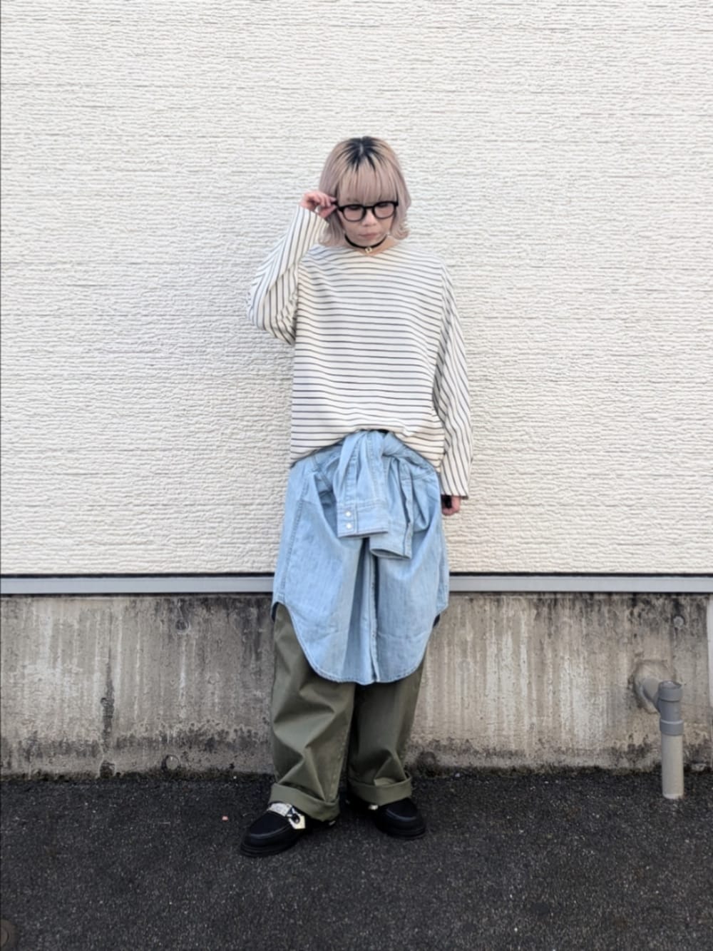 グリーン系のその他パンツ、ブルー系のシャツ/ブラウス、ホワイト系のTシャツ/カットソーを着用したレディースの冬コーディネートの5枚目の写真