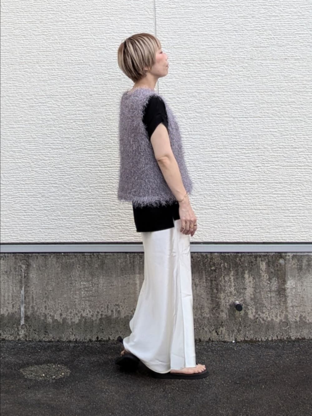 ブラウン系のその他アウター、グレー系のベスト、ブラック系のTシャツ/カットソーを着用したレディースの夏コーディネートの6枚目の写真