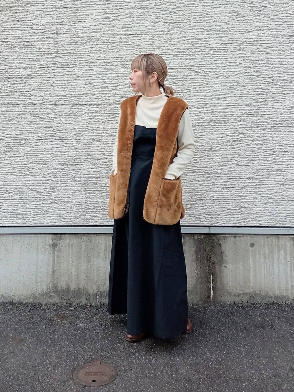 ブラウン系のその他アウター、ブラック系のワンピースを着用したレディースの冬コーディネートの2枚目の写真