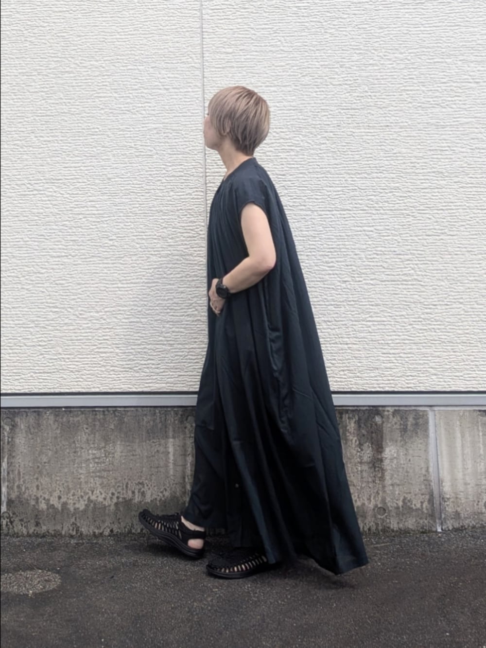 グリーン系のワンピース、ブラック系のサンダルを着用したレディースの夏コーディネートの2枚目の写真