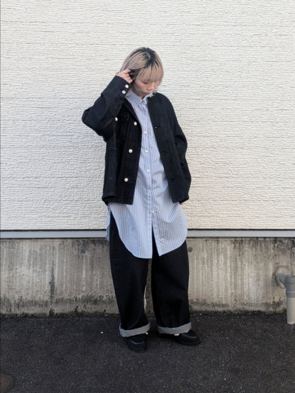 ブラック系のデニムジャケット、ブラック系のデニムパンツ、その他のシャツ/ブラウスを着用したレディースの冬コーディネートの5枚目の写真