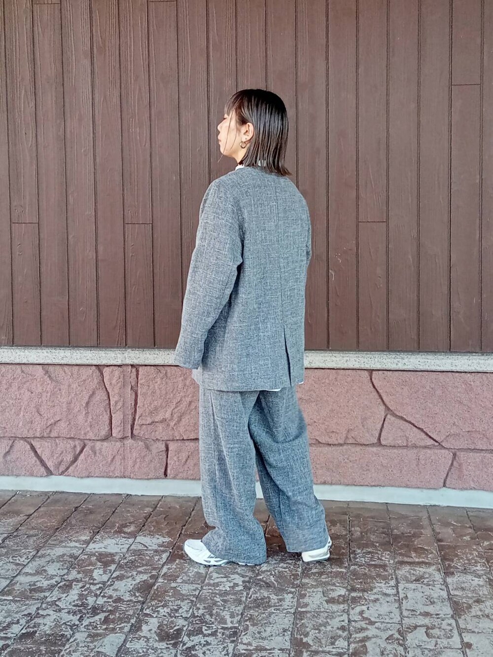 ブラック系のノーカラージャケット、ブラック系のその他パンツ、ホワイト系のTシャツ/カットソーを着用したレディースの春コーディネートの3枚目の写真