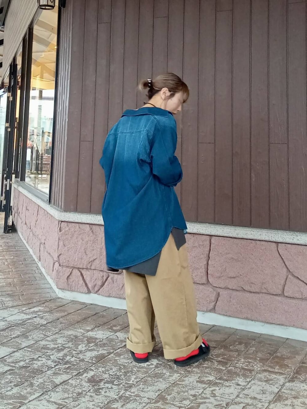 ブルー系のシャツ/ブラウス、グレー系のTシャツ/カットソー、イエロー系のチノパンツを着用したレディースの秋コーディネートの5枚目の写真