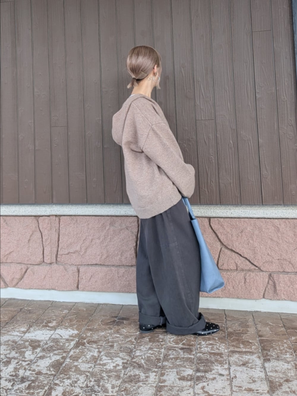 ベージュ系のニット/セーター、ホワイト系のTシャツ/カットソー、グレー系のその他パンツを着用したレディースの秋コーディネートの4枚目の写真