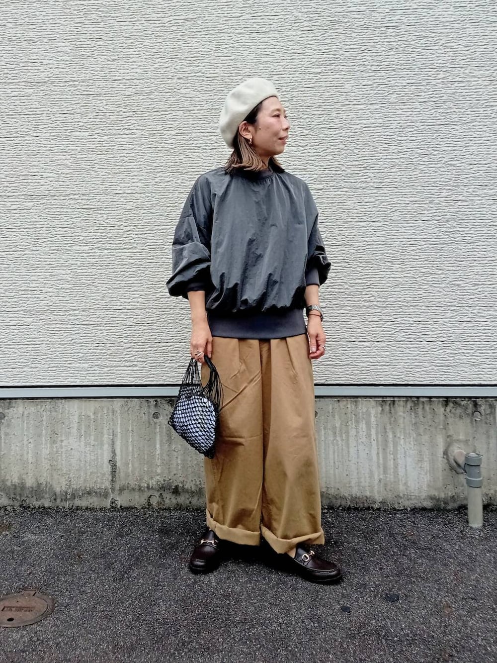 ブラウン系のローファー、グレー系のシャツ/ブラウス、イエロー系のチノパンツを着用したレディースの秋コーディネートの2枚目の写真