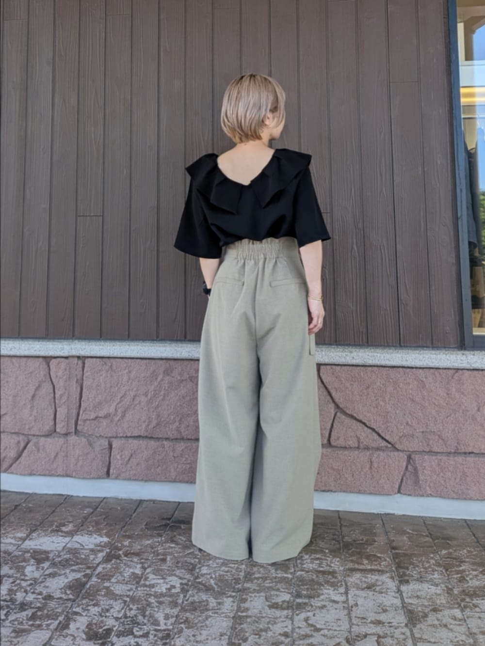 ブラック系のシャツ/ブラウス、ベージュ系のその他パンツを着用したレディースの春コーディネートの2枚目の写真