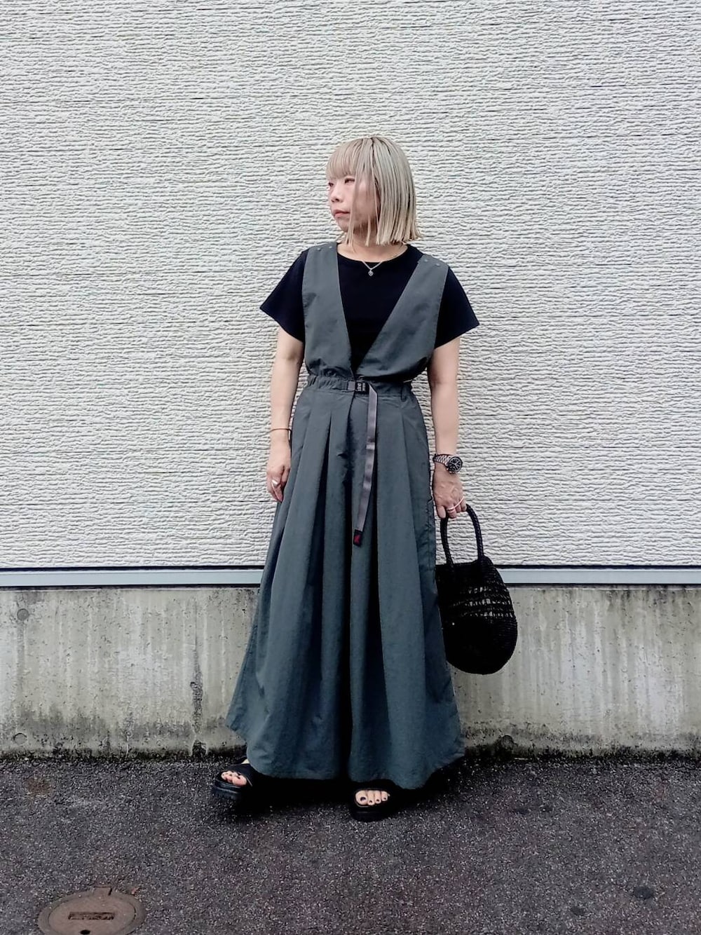 グレー系のサロペット/オーバーオール、ブラック系のショルダーバッグ、ブラック系のTシャツ/カットソーを着用したレディースの夏コーディネートの2枚目の写真