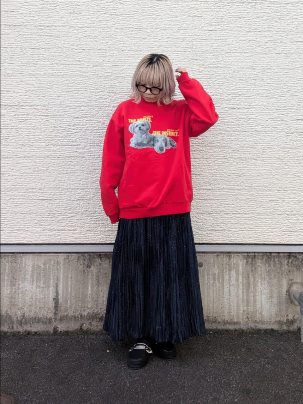 レッド系のスウェット、ブルー系のスカート、ブラック系のネックレスを着用したレディースの冬コーディネートの4枚目の写真