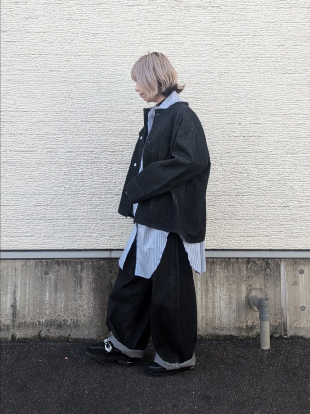 ブラック系のデニムジャケット、ブラック系のデニムパンツ、その他のシャツ/ブラウスを着用したレディースの冬コーディネートの2枚目の写真