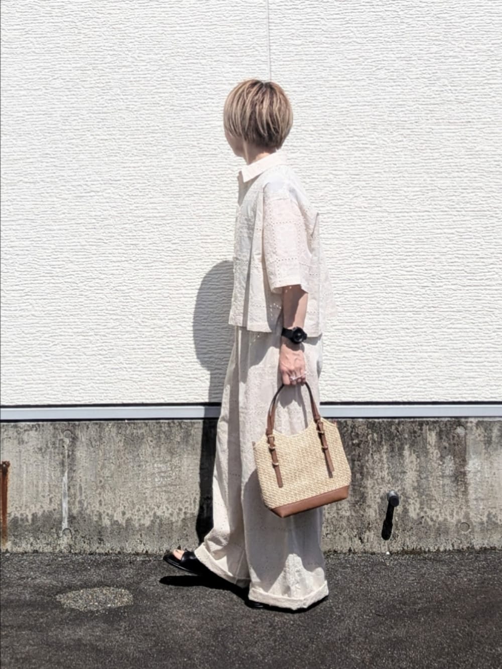 ホワイト系のシャツ/ブラウス、ホワイト系のその他パンツ、ブラック系のTシャツ/カットソーを着用したレディースの夏コーディネートの3枚目の写真