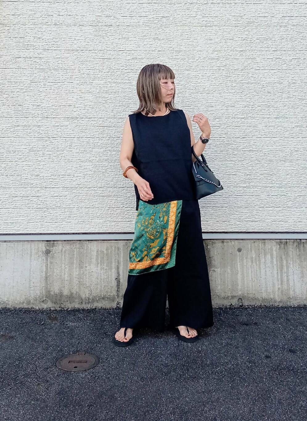 ブラック系のサロペット/オーバーオール、ブラック系のボストンバッグ、ブラック系のサンダルを着用したレディースの夏コーディネートの2枚目の写真