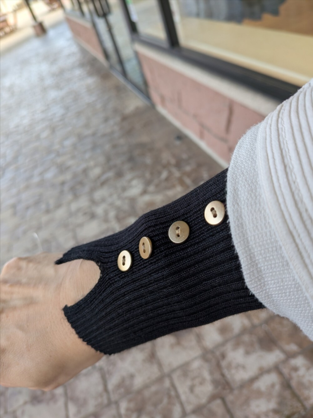ホワイト系のシャツ/ブラウス、ブラック系のニット/セーター、ブラック系のスカートを着用したレディースの秋コーディネートの6枚目の写真