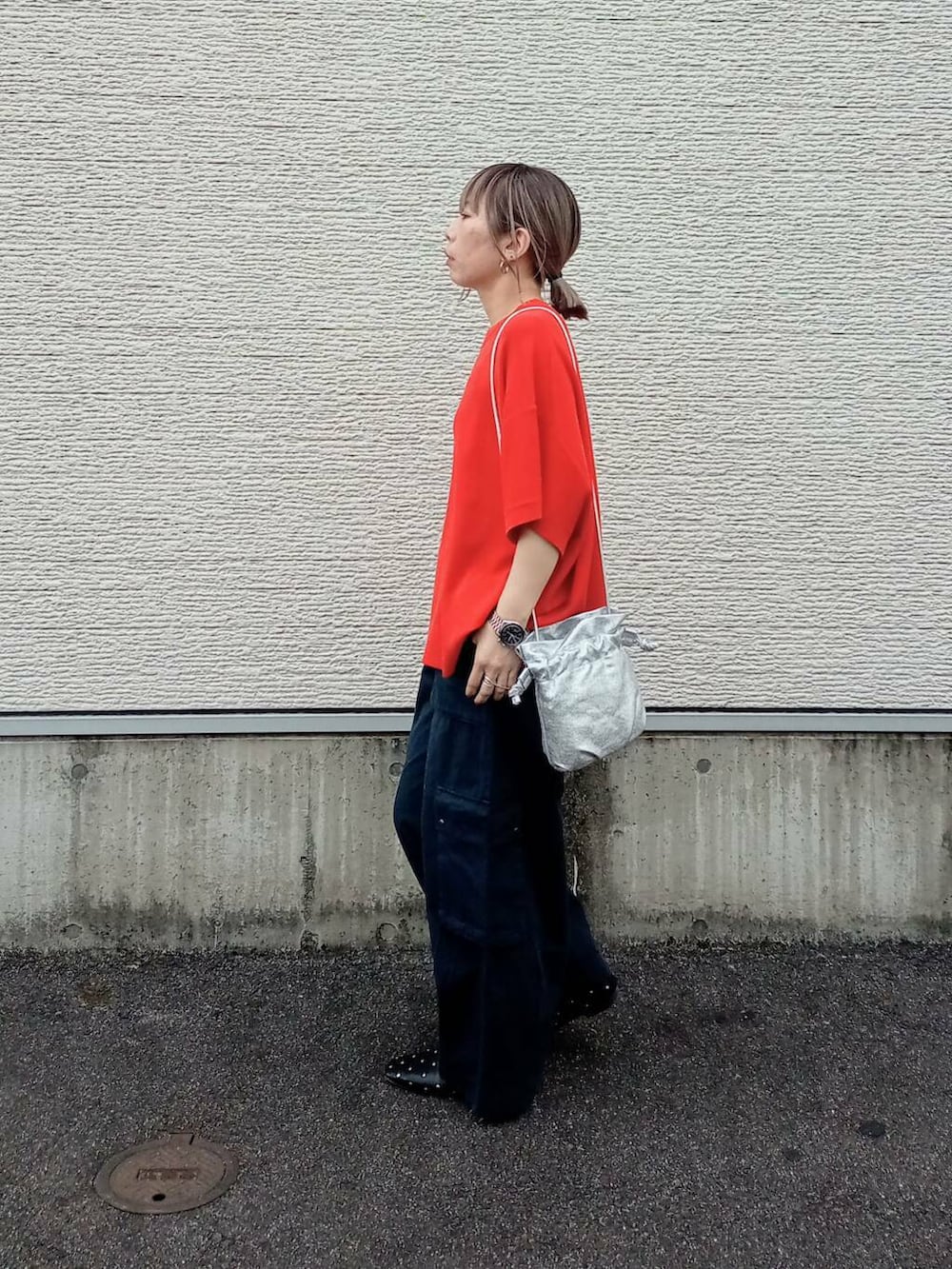 ブラック系のパンプス、シルバー系のショルダーバッグ、ブルー系のその他パンツを着用したレディースの春コーディネートの4枚目の写真