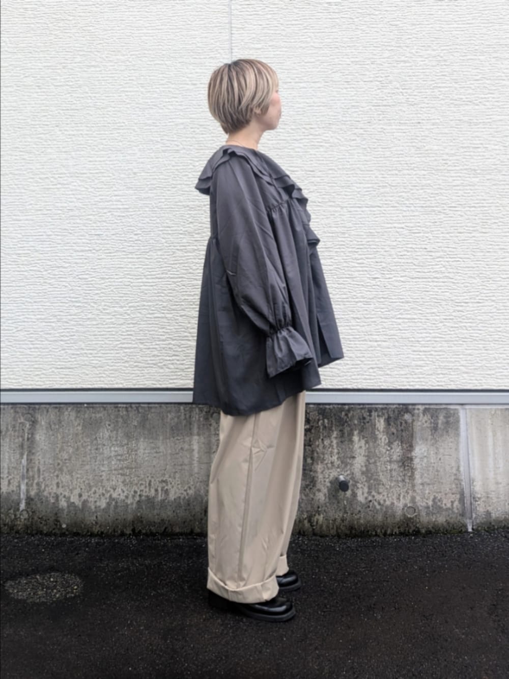グレー系のワンピース、ベージュ系のその他パンツを着用したレディースの秋コーディネートの2枚目の写真
