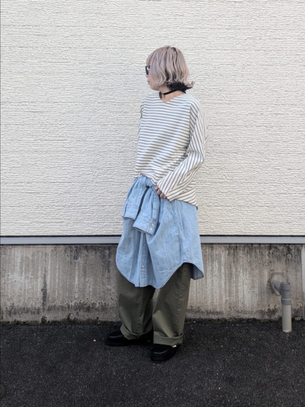 グリーン系のその他パンツ、ブルー系のシャツ/ブラウス、ホワイト系のTシャツ/カットソーを着用したレディースの冬コーディネートの2枚目の写真