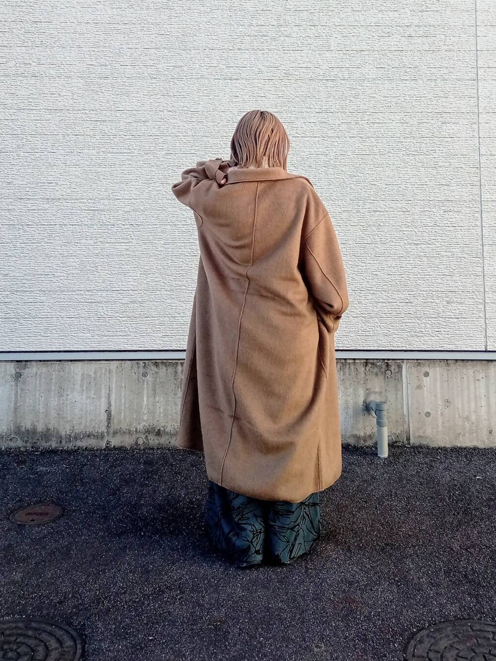 ブラウン系のその他パンツ、ブラウン系のその他アウター、ホワイト系のニット/セーターを着用したレディースの冬コーディネートの5枚目の写真