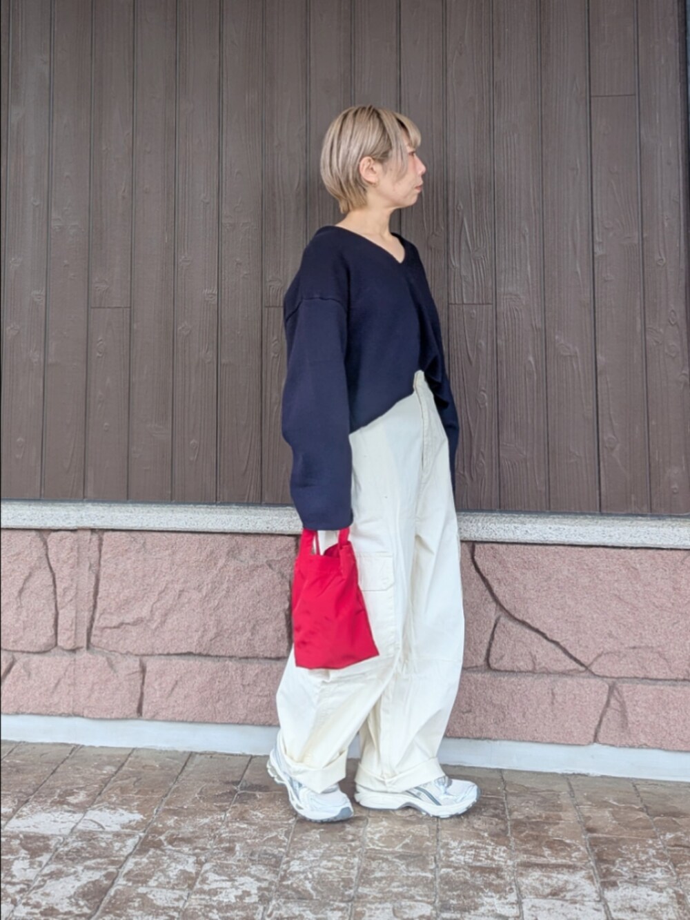 ホワイト系のその他パンツ、ブルー系のTシャツ/カットソー、レッド系のエコバッグ/サブバッグを着用したレディースの春コーディネートの2枚目の写真