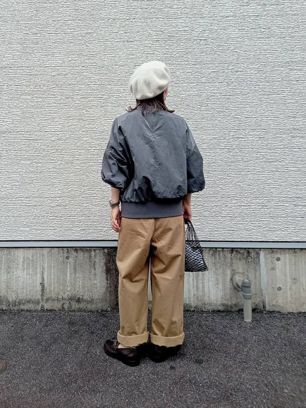 ブラウン系のローファー、グレー系のシャツ/ブラウス、イエロー系のチノパンツを着用したレディースの秋コーディネートの3枚目の写真