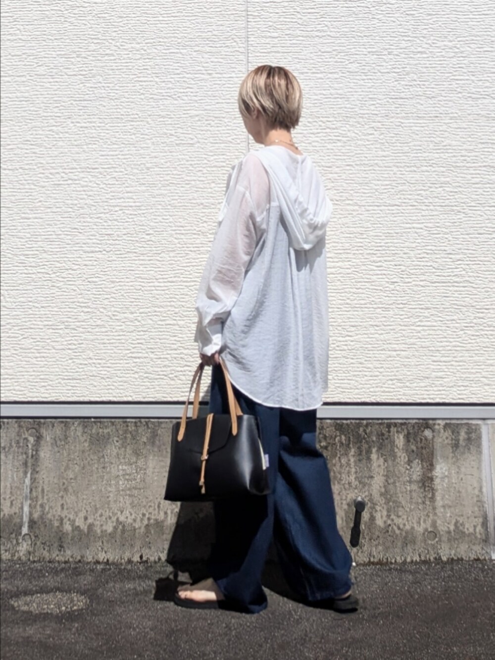 ホワイト系のシャツ/ブラウス、ブルー系のその他パンツ、ブラック系のハンドバッグを着用したレディースの夏コーディネートの4枚目の写真