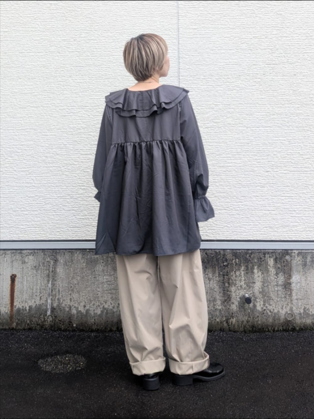 グレー系のワンピース、ベージュ系のその他パンツを着用したレディースの秋コーディネートの3枚目の写真
