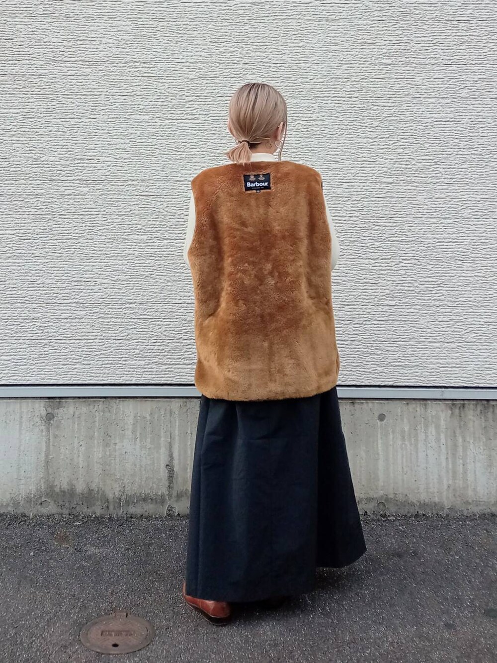 ブラウン系のその他アウター、ブラック系のワンピースを着用したレディースの冬コーディネートの5枚目の写真