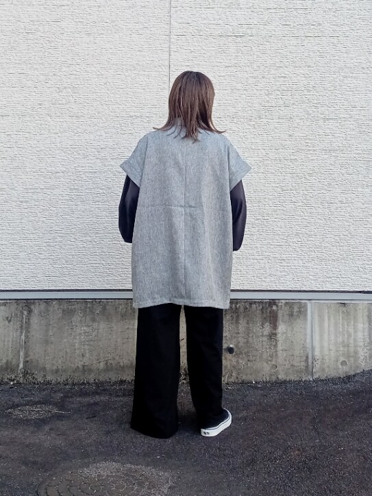 ブラック系のその他アウター、グレー系のTシャツ/カットソー、ブラック系のその他パンツを着用したレディースの秋コーディネートの3枚目の写真