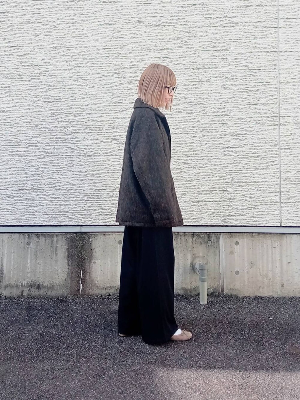 ブラック系のその他パンツ、ブルー系のTシャツ/カットソー、ブラウン系のブルゾンを着用したレディースの秋コーディネートの3枚目の写真