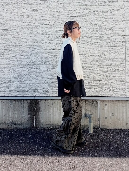 ホワイト系のニット/セーター、ブラウン系のその他パンツ、ブラック系のシャツ/ブラウスを着用したレディースの秋コーディネートの3枚目の写真