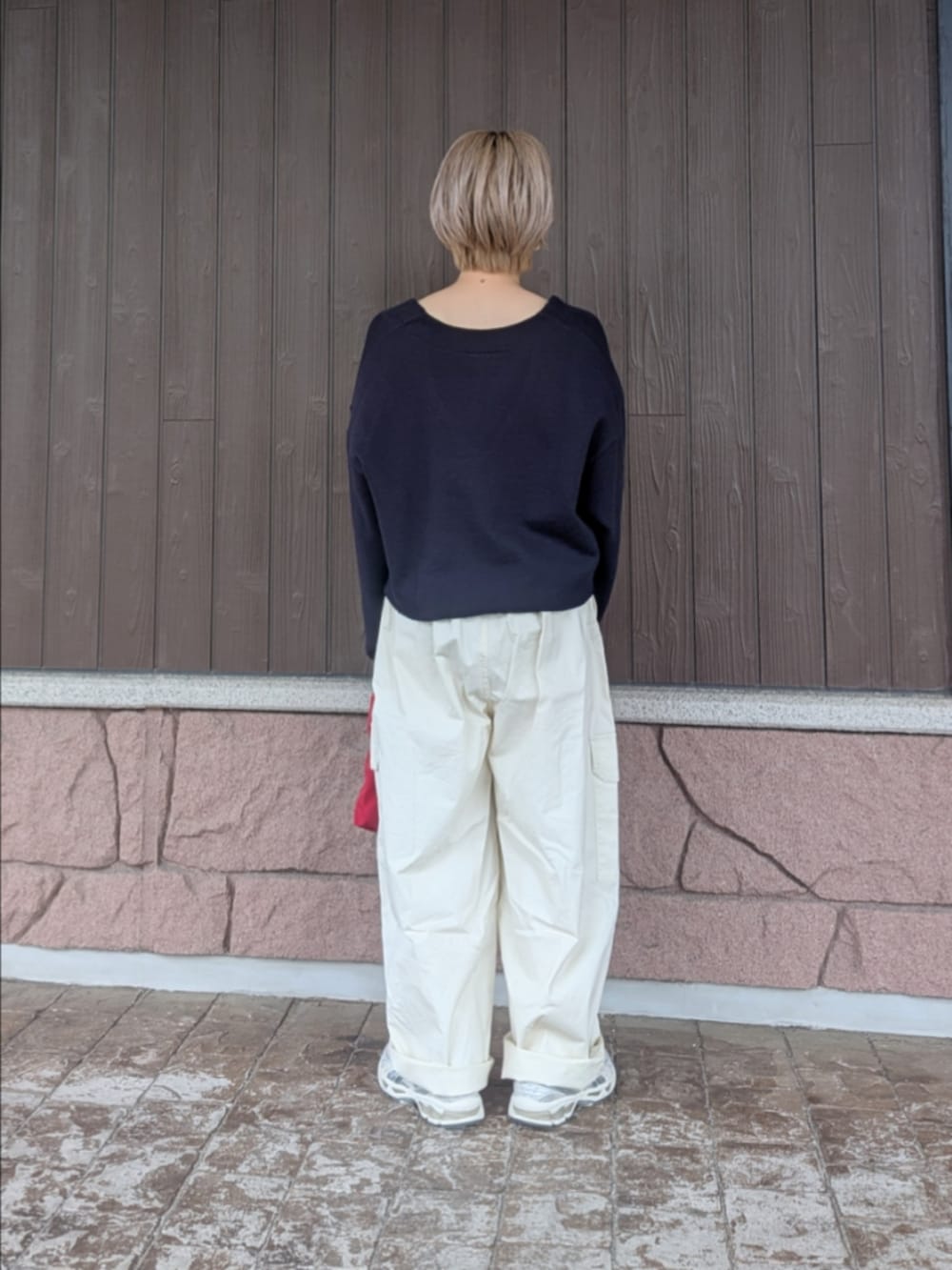 ホワイト系のその他パンツ、ブルー系のTシャツ/カットソー、レッド系のエコバッグ/サブバッグを着用したレディースの春コーディネートの4枚目の写真