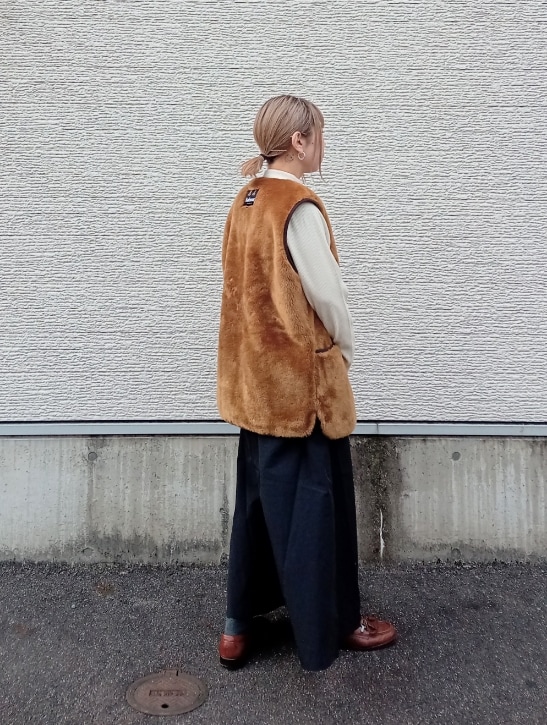 「シンプルスタイル、大人コーデ、オトナカジュアル、ママファッション、低身長、ガーリーコーデ、カジュアルスタイル、Barbour、barbour、ファーベスト、ファーベスト×ワンピース、アウター、ワンピース、ドッキングワンピ、低身長コーデ」｜「ITEMS URBANRESEARCHのリブドッキングナイロンワンピース（ワンピース、ブラック系）」を使った、tanakaさん（レディース・150cm）の冬コーディネートの4枚目の写真
