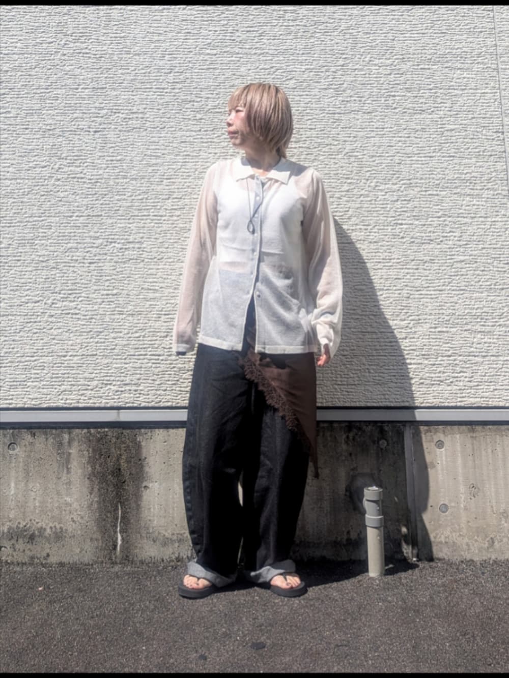 ホワイト系のニット/セーター、ブラック系のデニムパンツ、ブラウン系のバンダナ/スカーフを着用したレディースの夏コーディネートの4枚目の写真