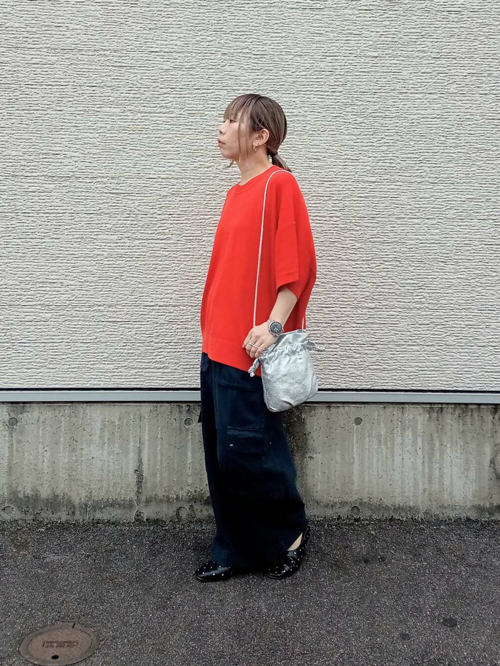 ブラック系のパンプス、シルバー系のショルダーバッグ、ブルー系のその他パンツを着用したレディースの春コーディネートの5枚目の写真