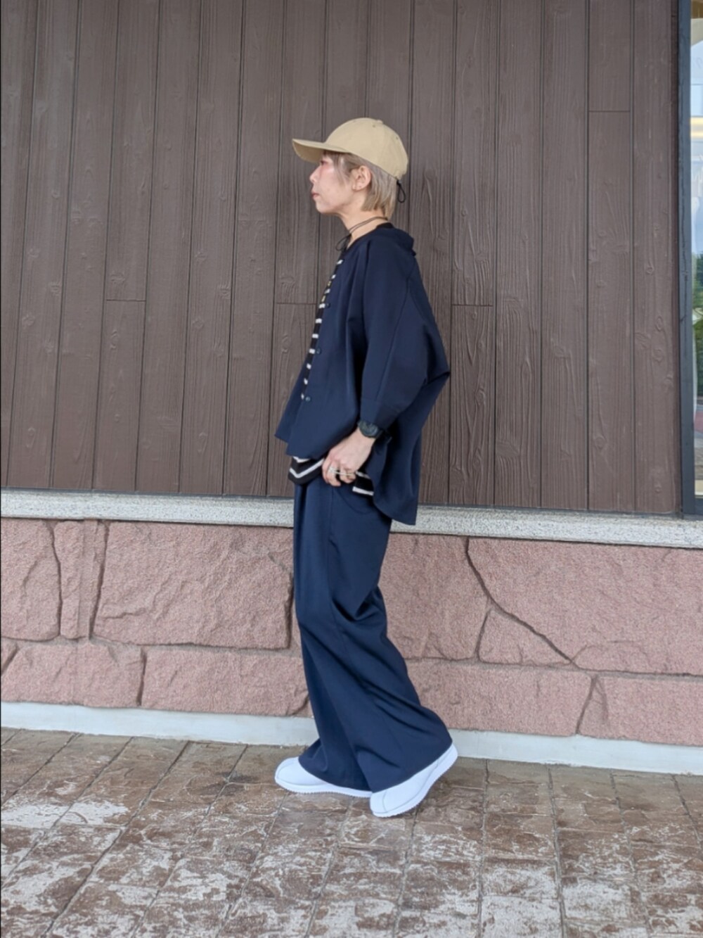 ブルー系のシャツ/ブラウス、ブルー系のその他パンツ、ブラック系のネックレスを着用したレディースの春コーディネートの4枚目の写真