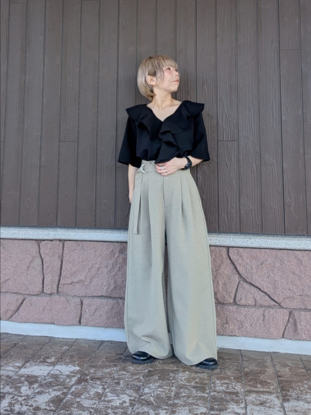 ブラック系のシャツ/ブラウス、ベージュ系のその他パンツを着用したレディースの春コーディネートの4枚目の写真