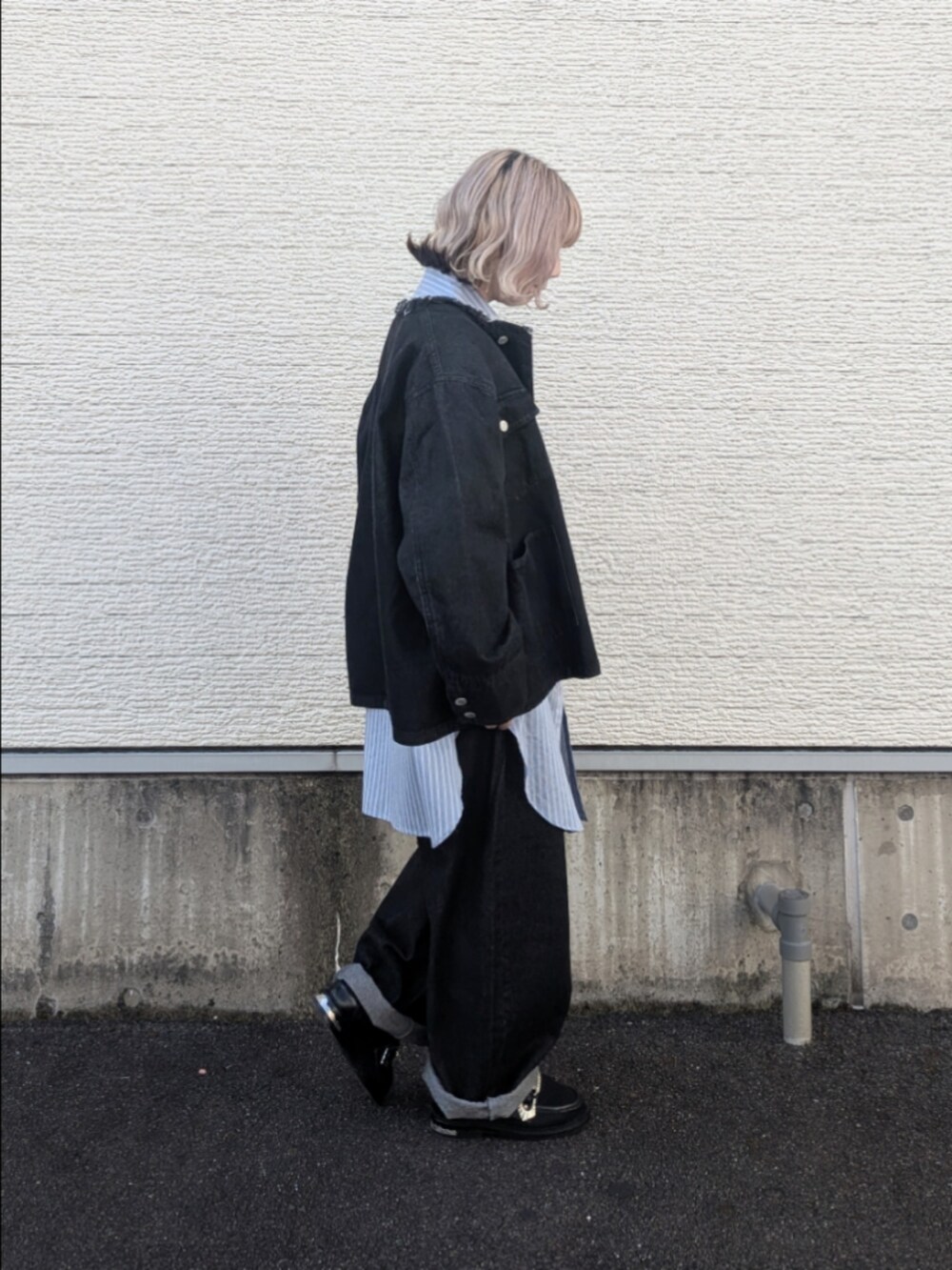 ブラック系のデニムジャケット、ブラック系のデニムパンツ、その他のシャツ/ブラウスを着用したレディースの冬コーディネートの4枚目の写真