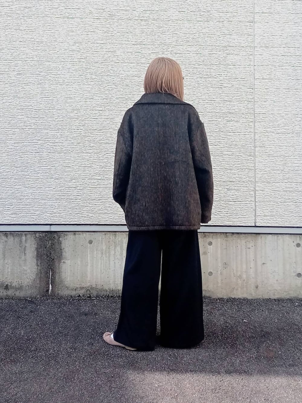 ブラック系のその他パンツ、ブルー系のTシャツ/カットソー、ブラウン系のブルゾンを着用したレディースの秋コーディネートの4枚目の写真