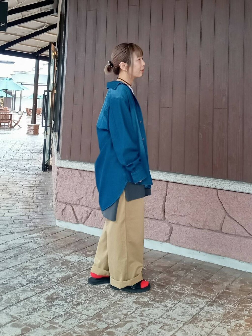 ブルー系のシャツ/ブラウス、グレー系のTシャツ/カットソー、イエロー系のチノパンツを着用したレディースの秋コーディネートの3枚目の写真