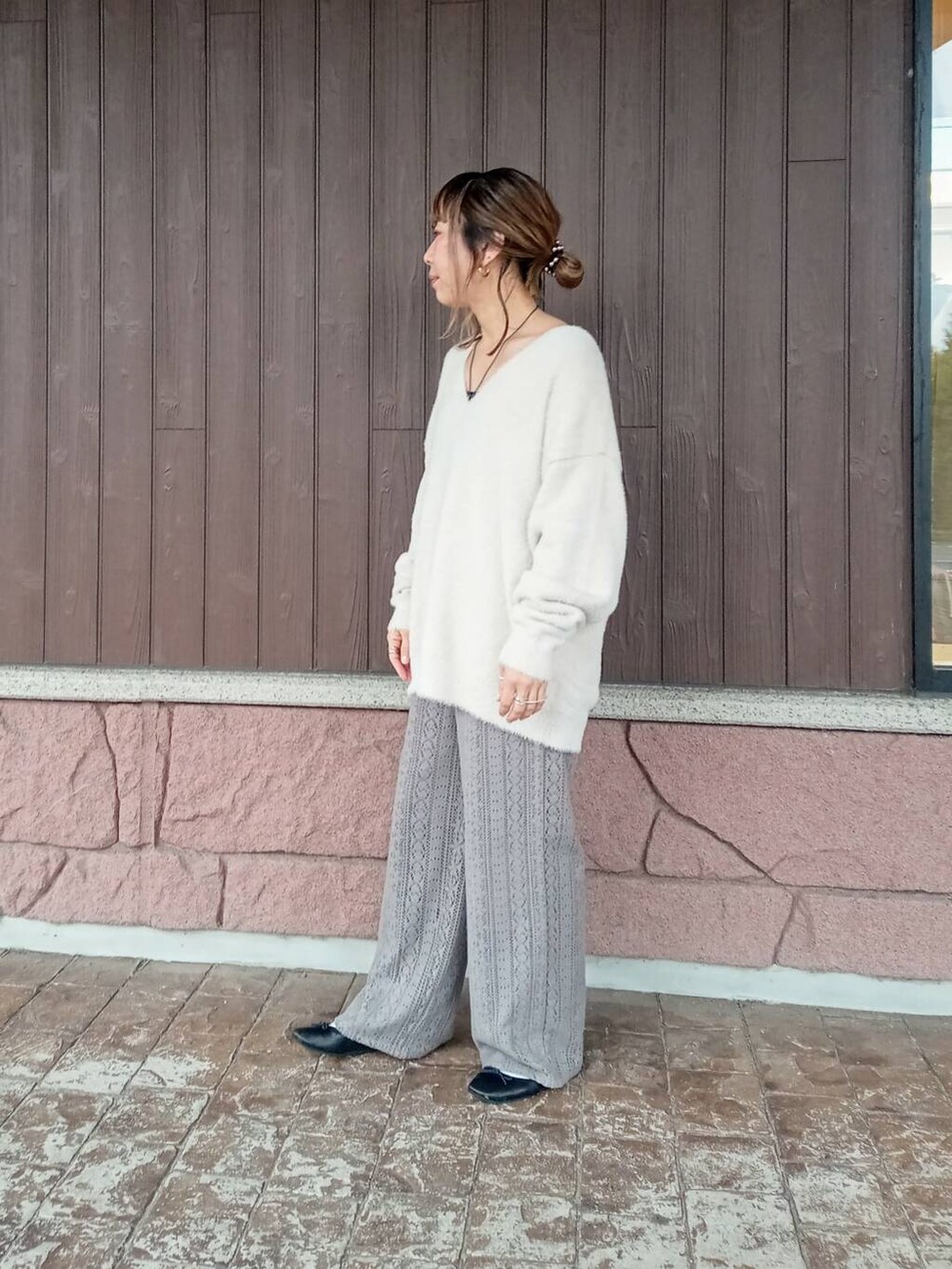 グレー系のその他パンツ、ホワイト系のニット/セーターを着用したレディースの秋コーディネートの3枚目の写真