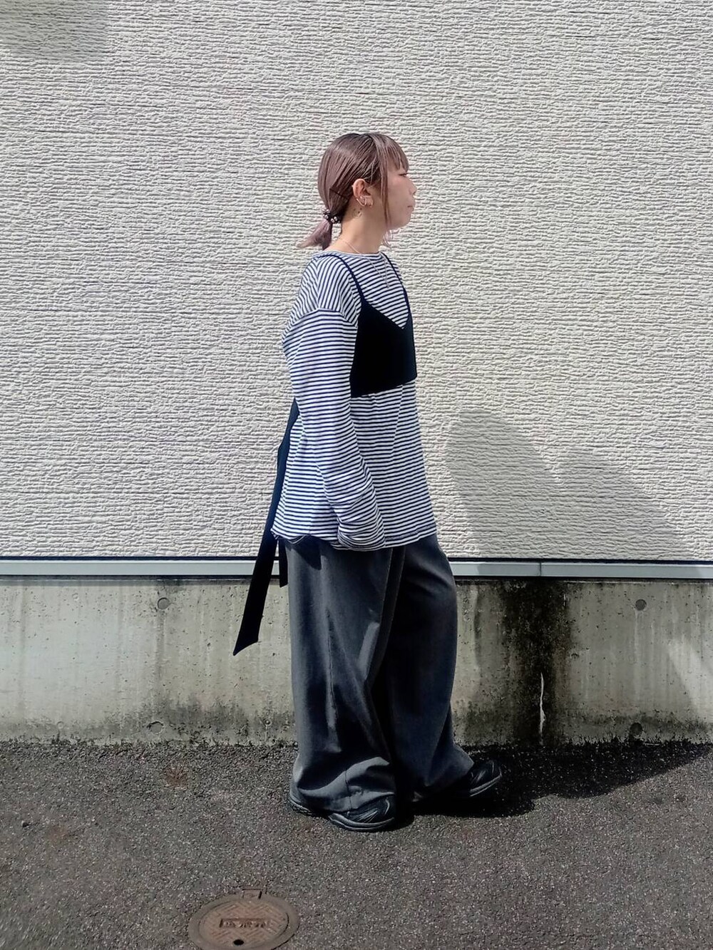 グレー系のその他パンツ、ブルー系のTシャツ/カットソー、ベージュ系のその他トップスを着用したレディースの春コーディネートの2枚目の写真