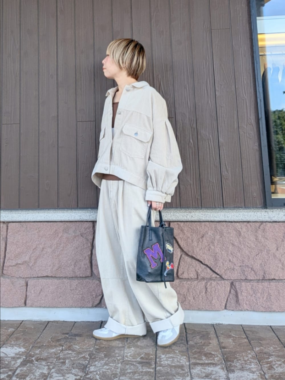 ホワイト系のカバーオール、ホワイト系のその他パンツ、ブラウン系のニット/セーターを着用したレディースの秋コーディネートの2枚目の写真