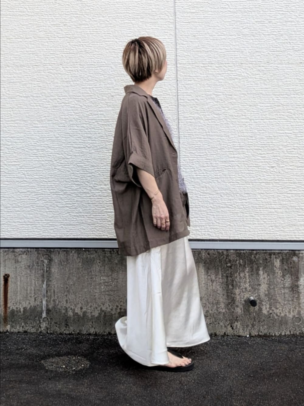 ブラウン系のその他アウター、グレー系のベスト、ブラック系のTシャツ/カットソーを着用したレディースの夏コーディネートの3枚目の写真