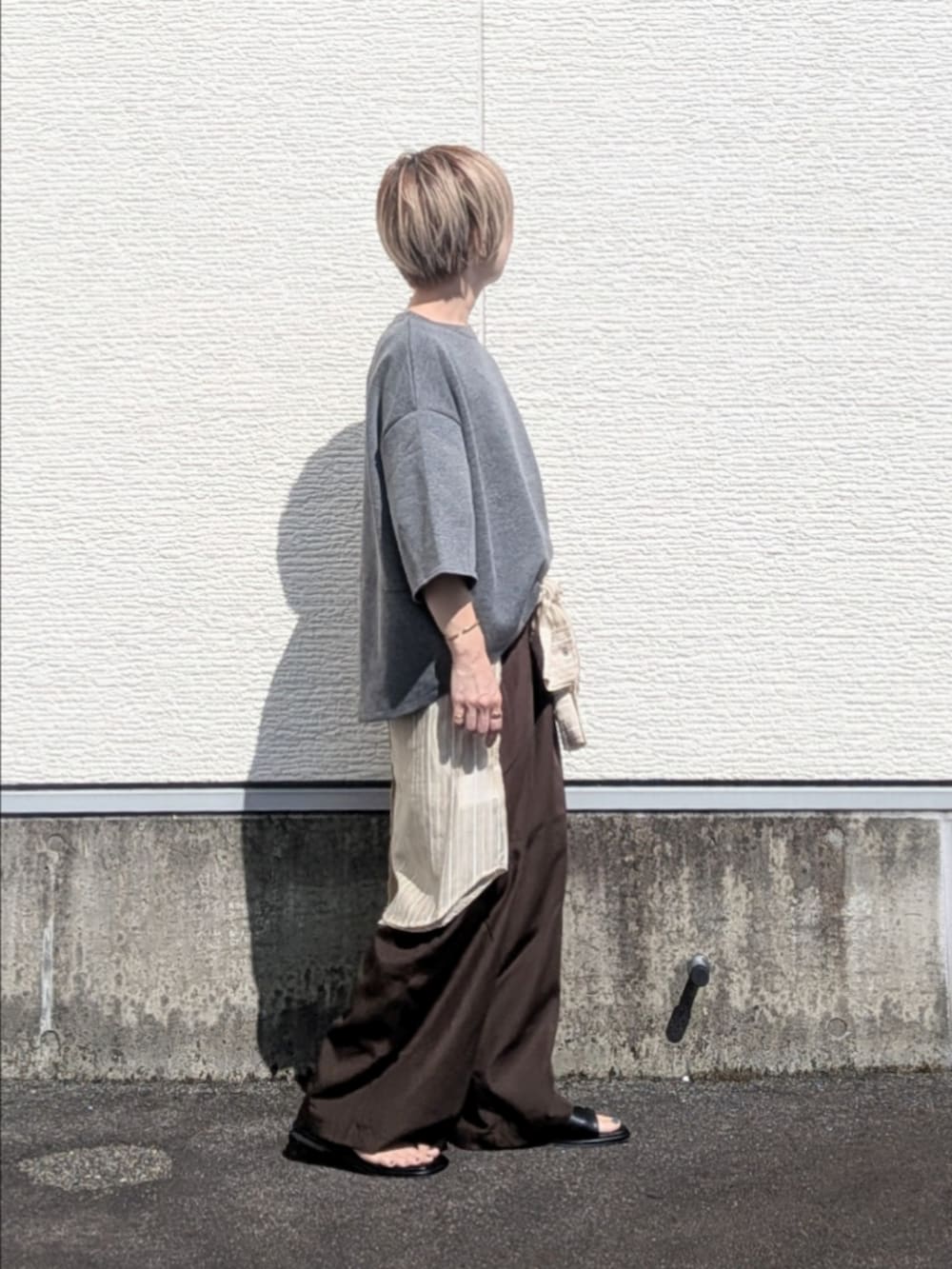 グレー系のTシャツ/カットソー、ベージュ系のシャツ/ブラウス、ブラウン系のその他パンツを着用したレディースの夏コーディネートの2枚目の写真