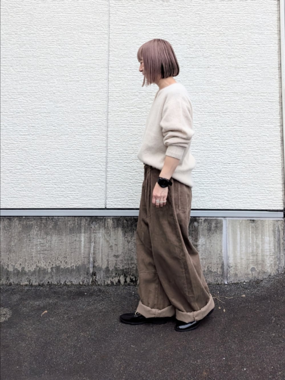 ベージュ系のその他パンツ、ブラック系のローファー、ブラック系のハンドバッグを着用したレディースの秋コーディネートの3枚目の写真